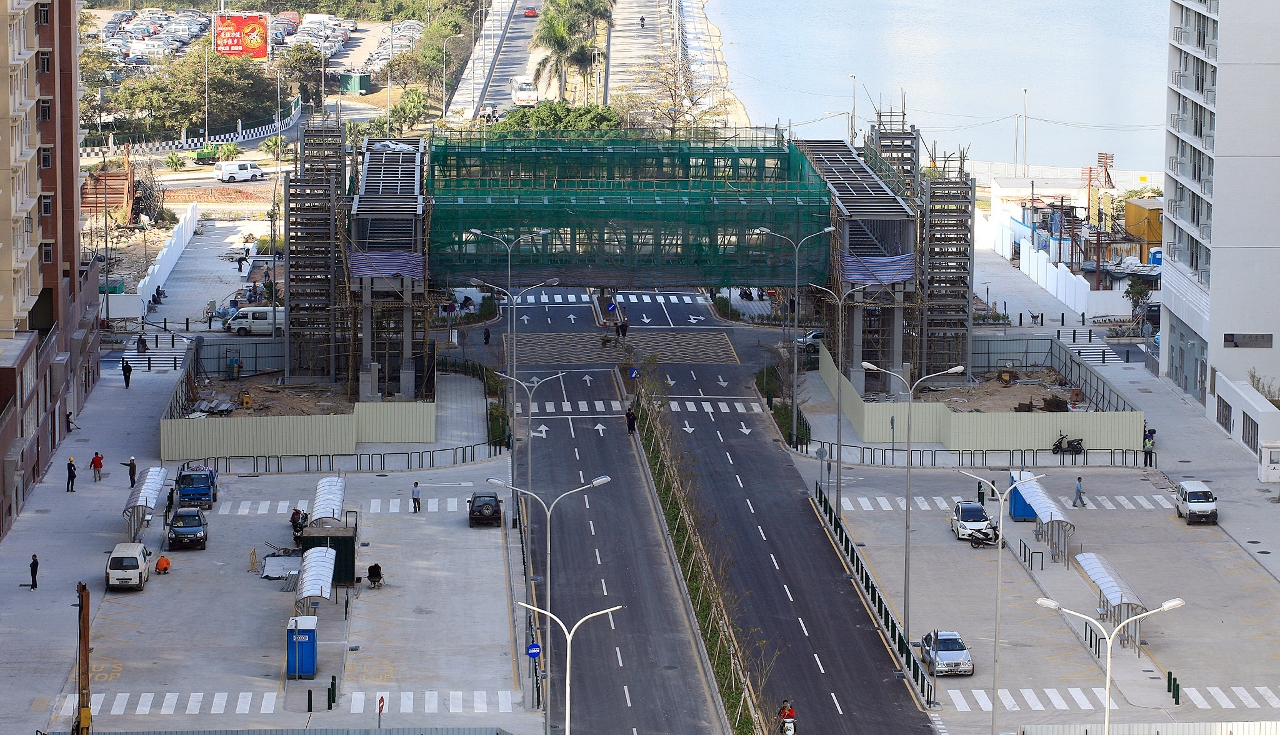政府在石排灣公屋群主要道路交會處興建行人天橋，為區內構建無障礙步行系統。