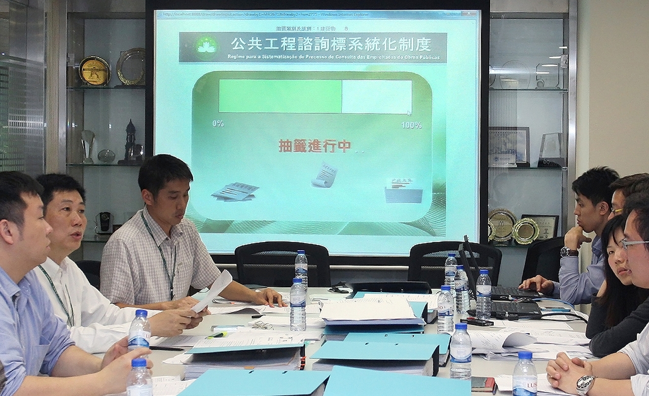 委員會代表出席去年的抽籤會議