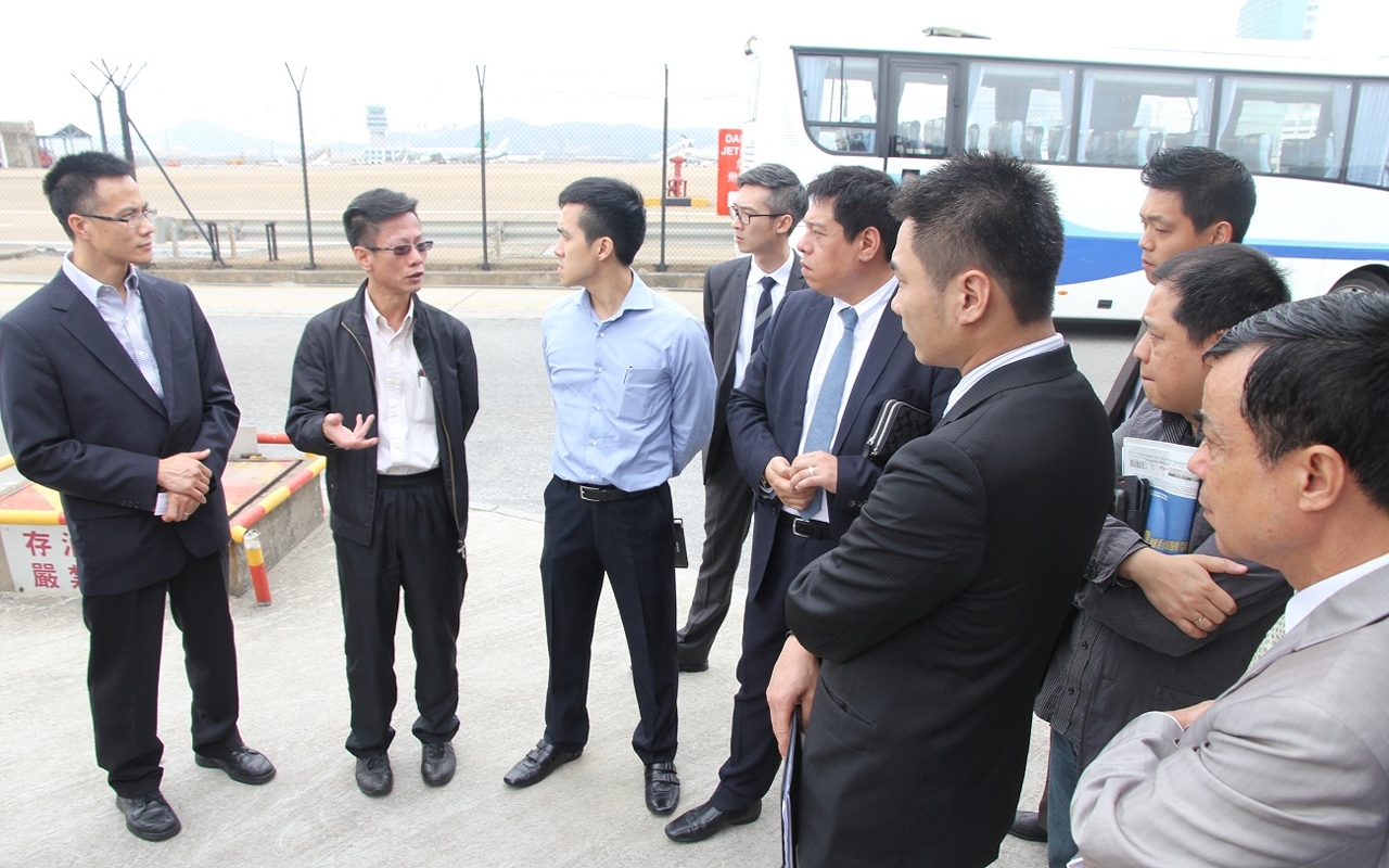 (左二、三)羅誠智、馬超雄與旅遊業界及博彩企業代表視察氹仔北安碼頭的上落客區情況