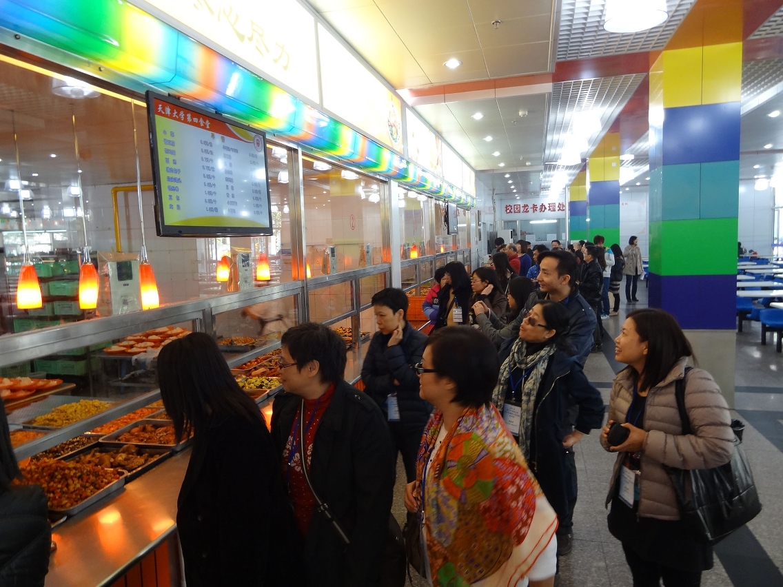 參訪團參觀天津大學第四飯堂