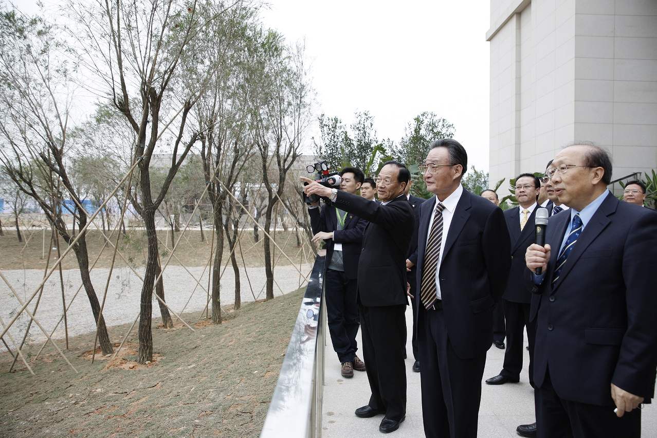 吳邦國視察澳大新校園建設情況
