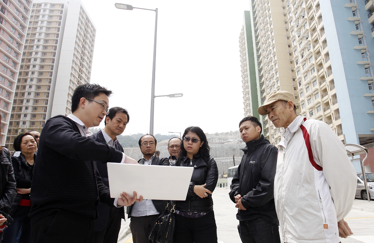 團體代表向兩局人員瞭解石排灣公屋的路網走向