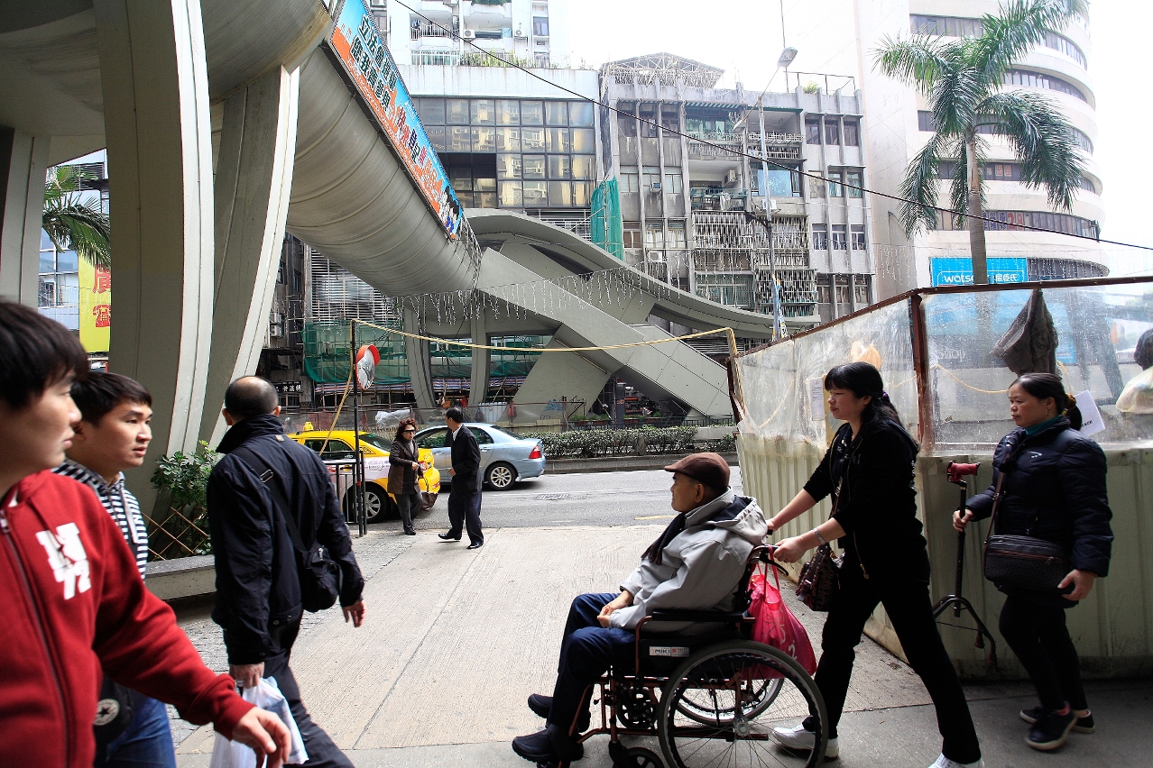 行人天橋加裝升降機構建無障礙步行環境