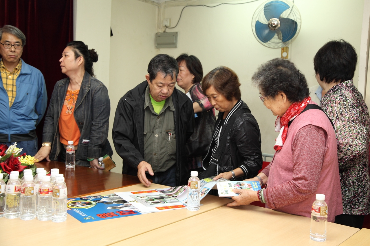 治安警透過宣傳單張向街坊傳達防滅罪信息