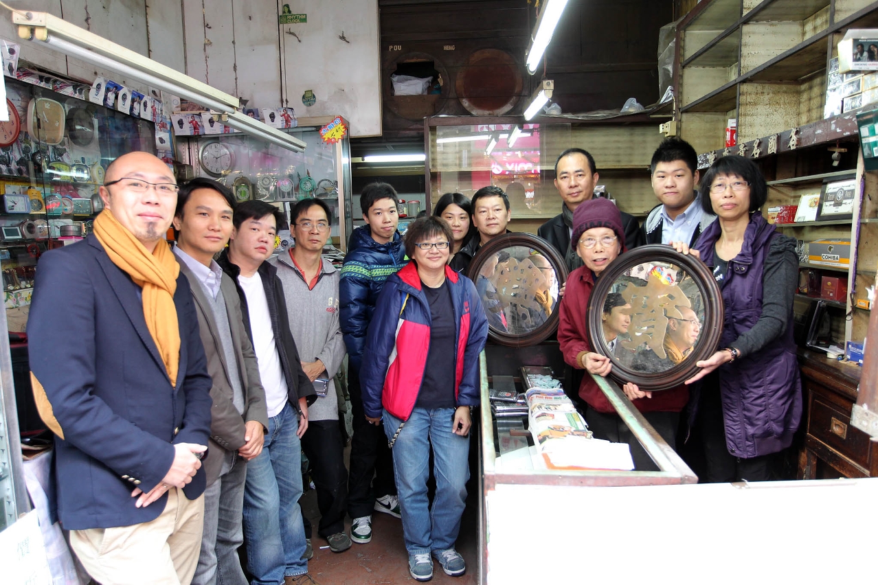 寶興煙行店主一家與街坊鄰里送別老店。