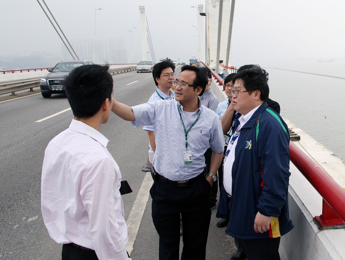 多個政府部門代表視察跨海大橋探討優化大橋行車安全方案
