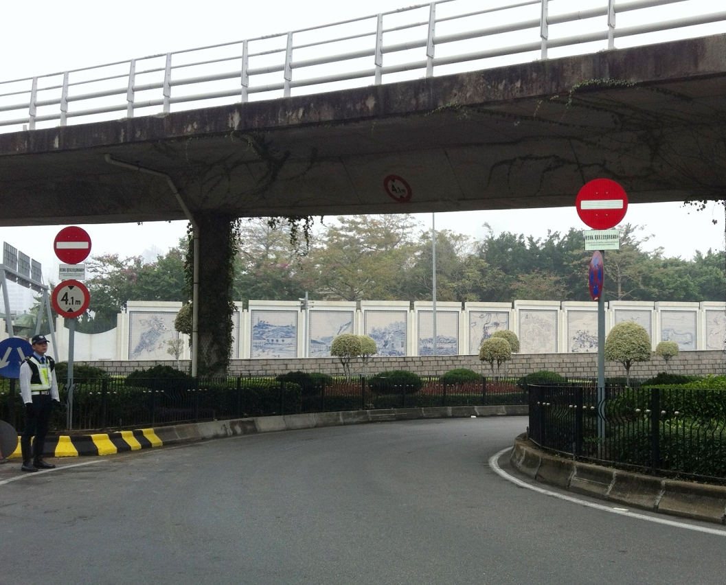 何賢紳士大馬路天橋底現時禁止重型車輛掉頭