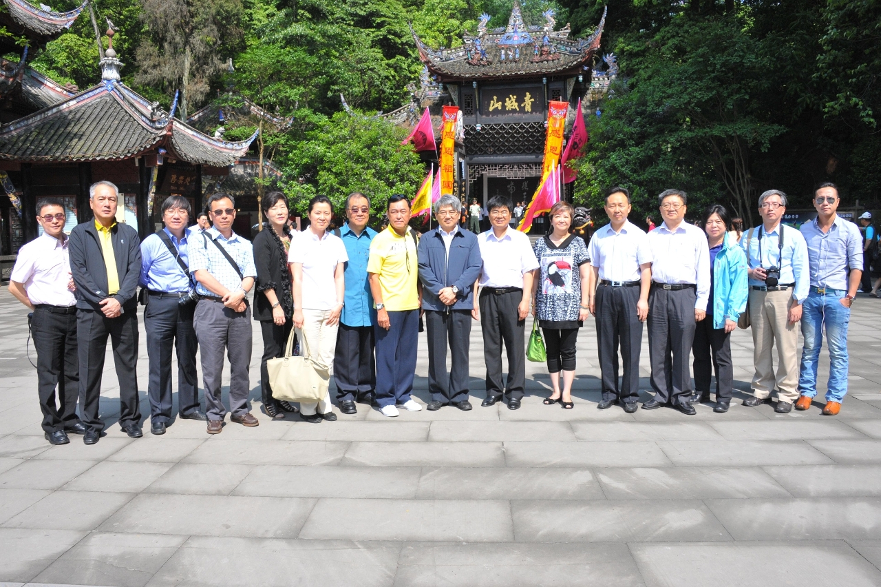 “澳門參與四川抗震救災及災後重建代表團”考察青城山古建築群落