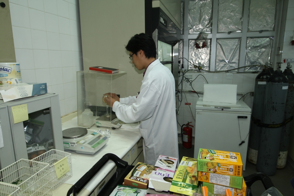 民政總署化驗所人員正抽取台灣生產食品樣本作化驗