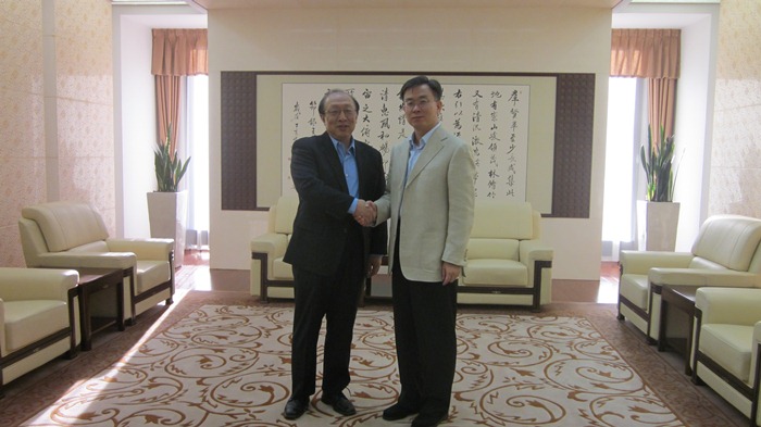 中國駐歐盟使團團長宋哲大使（右）與澳大校長趙偉會唔