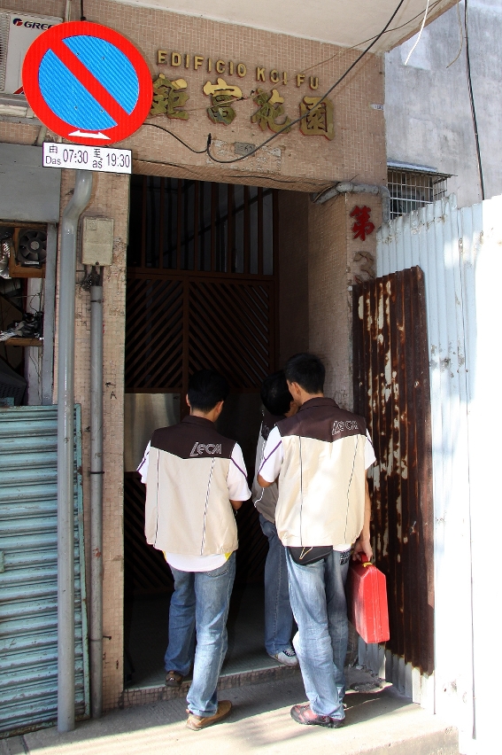 實驗室人員日前安裝監察儀器