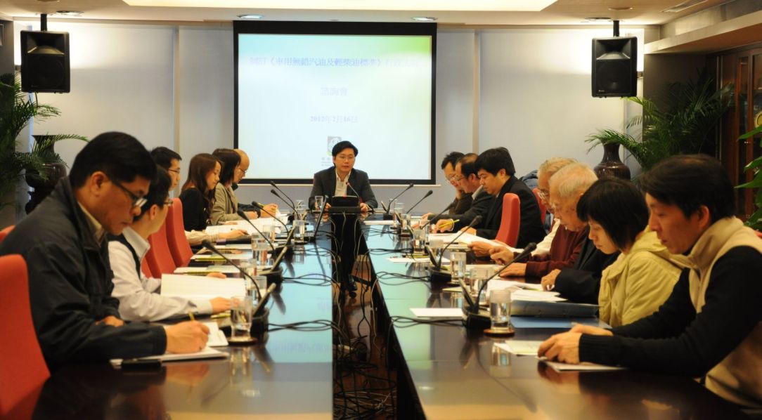 環保局向環諮會及相關政府部門代表介紹“制訂《車用無鉛汽油及輕柴油標準》行政法規”諮詢文本。