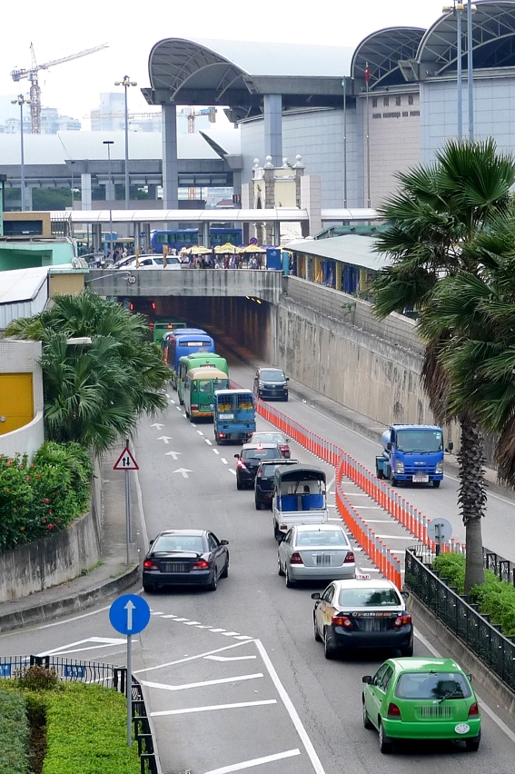 關閘廣場行車隧道增設彈性分道標防止車輛胡亂轉線