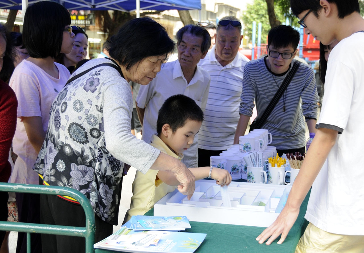親子共同參與節水攤位遊戲