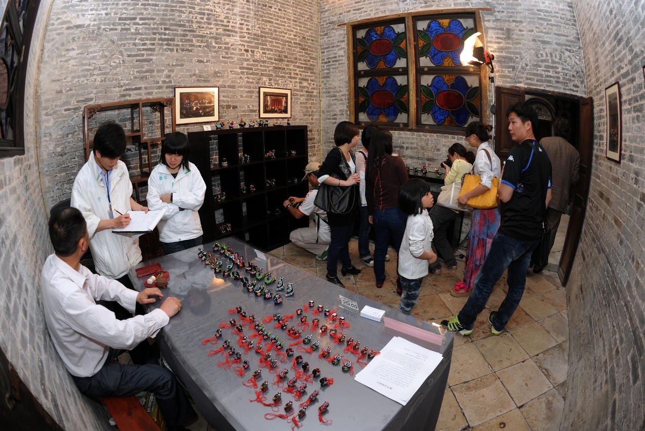 泥哨是根據苗族傳統藝術發展起來的兒童玩具。
