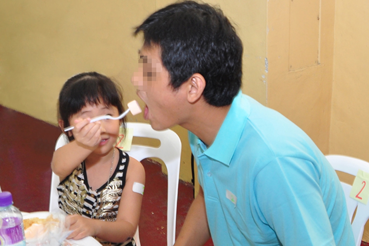 孩子親手為在囚父親送上食物，場面溫馨