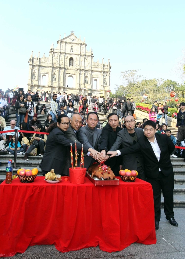 慶祝澳門回歸祖國十二周年《澳門拉丁城區幻彩大巡遊》邀請了主辦單位文化局局長吳衛鳴、澳門亞太拉美交流促進會理事長魏美昌、澳門廣播電視股份有限公司代表陸鋼以及大巡遊的主要統籌人員等出席拜神祈福儀式。