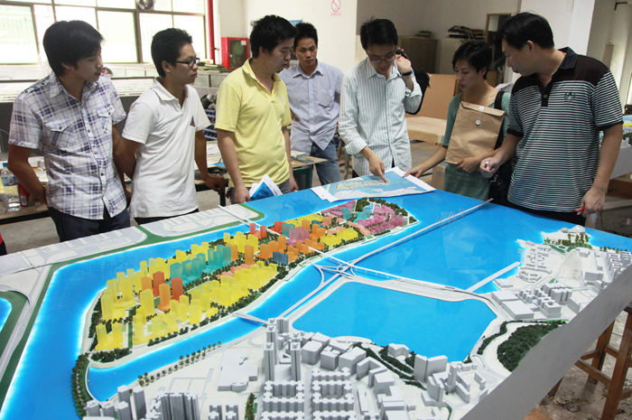 工作小組成員跟進規劃草案展覽內各區模型製作情況