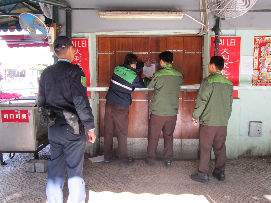民署聯同治安警採法律最終程序封閉一無牌經營飲食場所(2)