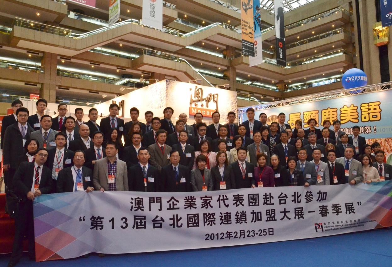 澳門企業家代表團於澳門館前合影