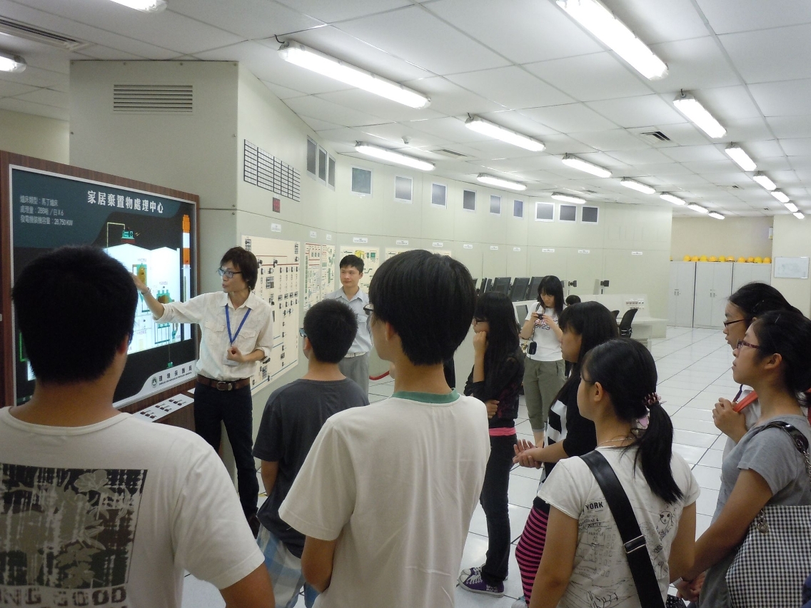 局方人員向學生講解焚化中心工序流程