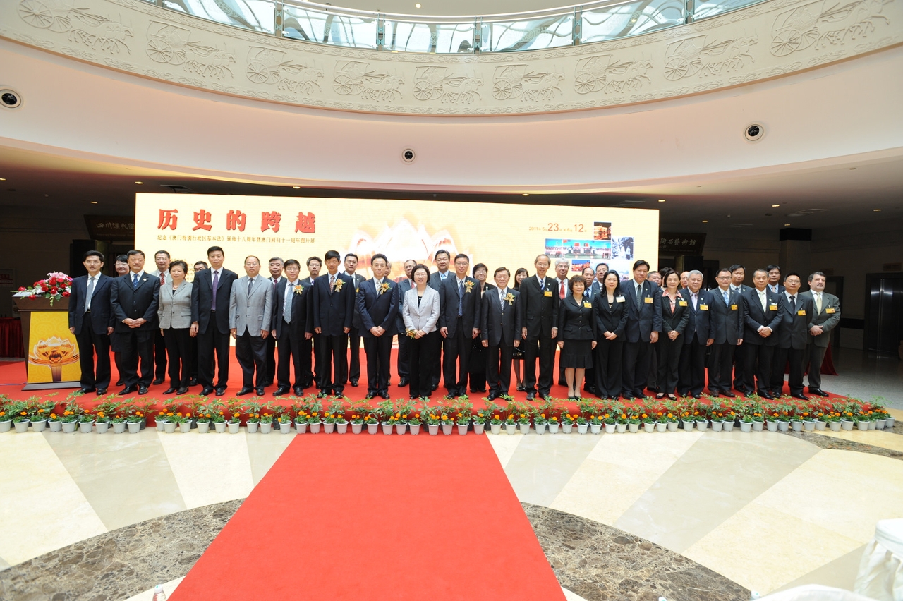 “歷史的跨越”圖片展嘉賓大合照