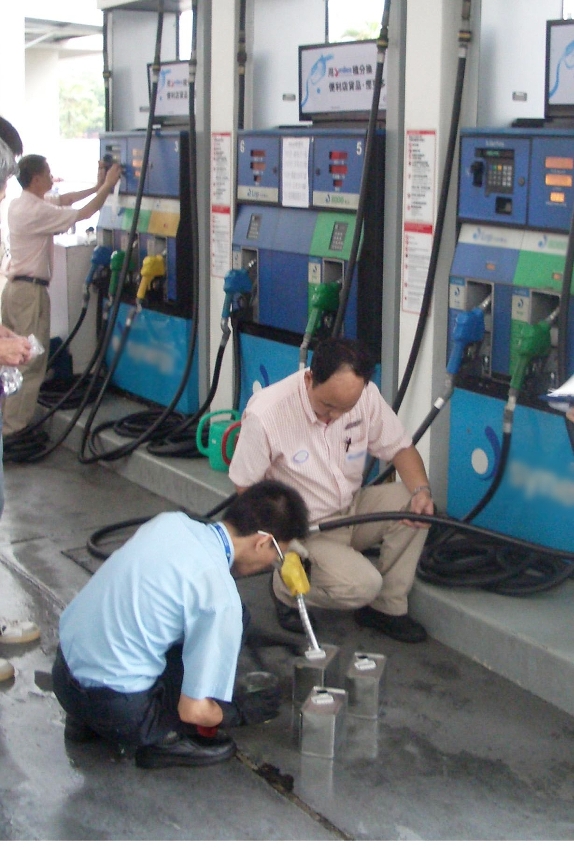 環保局人員抽取在本澳銷售的車用柴油，並送專業化驗室進行化驗。