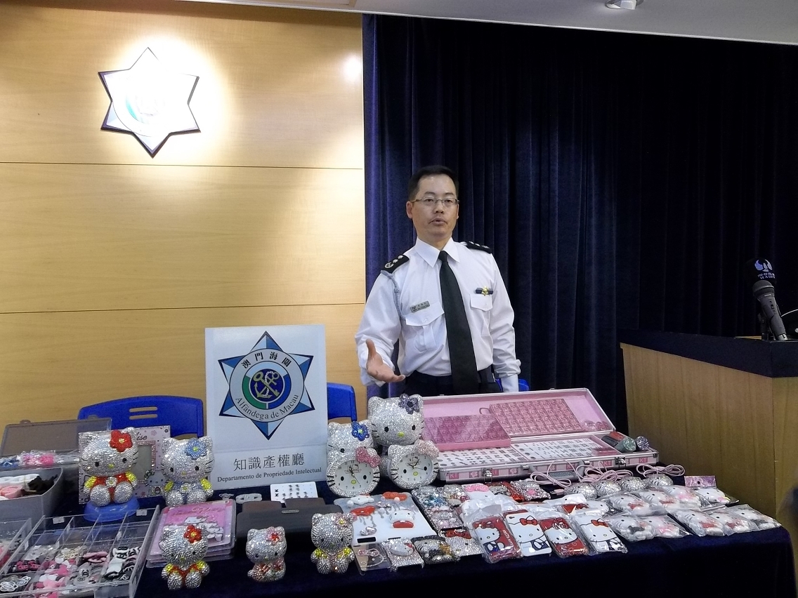 冒牌手袋及飾物案相片一：海關發言人講述案件經過