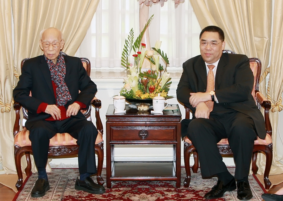 行政長官崔世安與國學大師饒宗頤教授會面