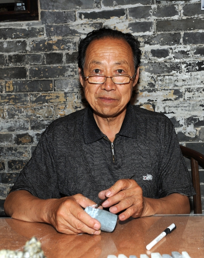 王石麟師傅將在工作坊上教授小巧色雕，讓市民遊客一嘗製作玉雕樂趣。