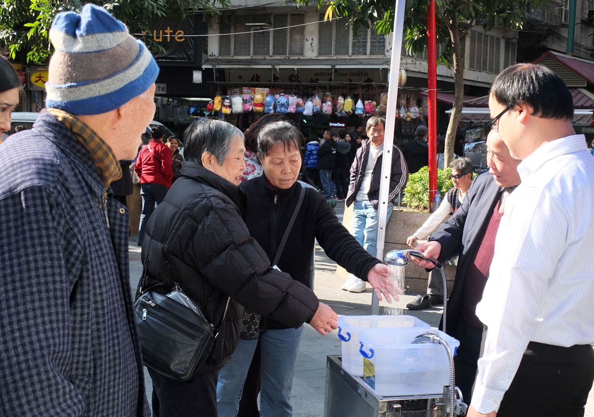 參展單位向市民展示節水器具效能