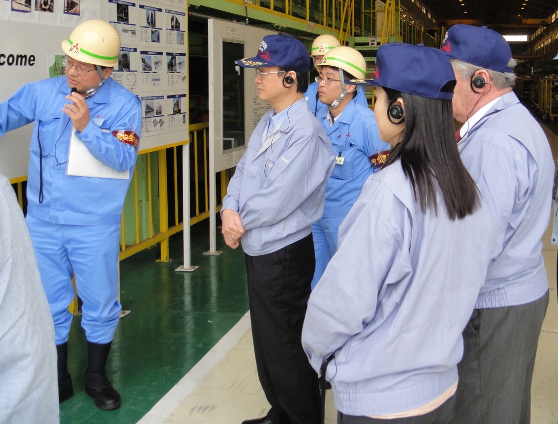 運建辦主任李鎮東（左二）等視察澳門輕軌列車未來的生產基地
