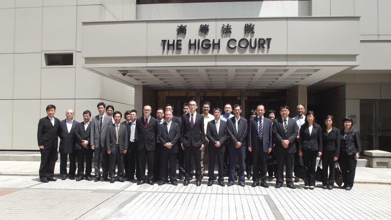 仲裁委員會成員拜訪土地審裁處並在高等法院大樓門前合照