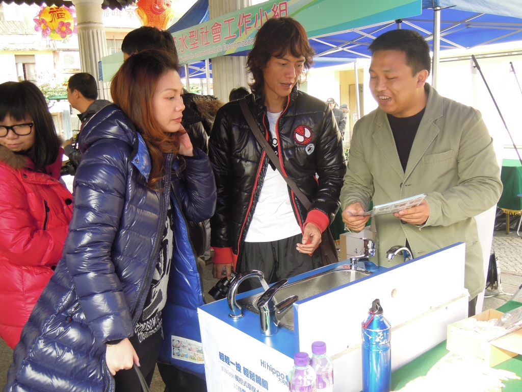 參展單位向市民介紹節水器具種類