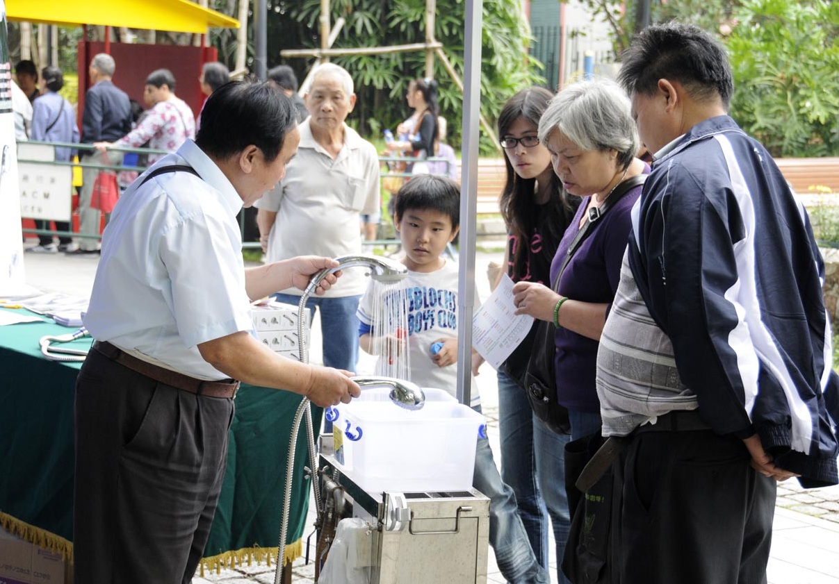 參展單位向市民展示節水器具效能