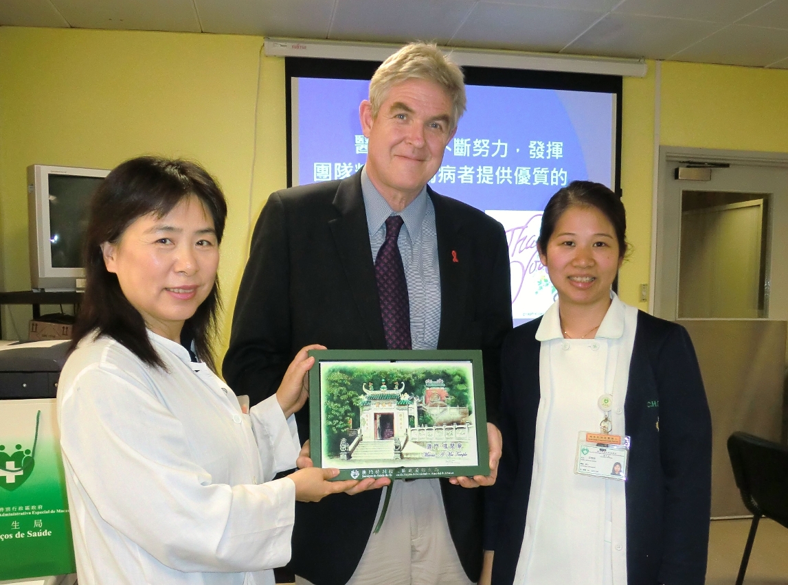 馬克先生和仁伯爵綜合醫院感染科醫生護士合影