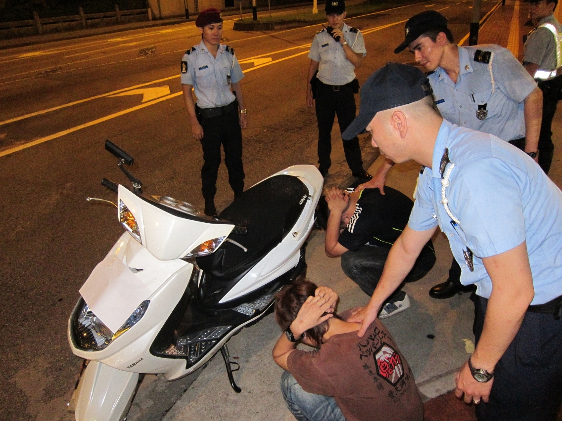 警員截獲兩名懷疑販毒青年