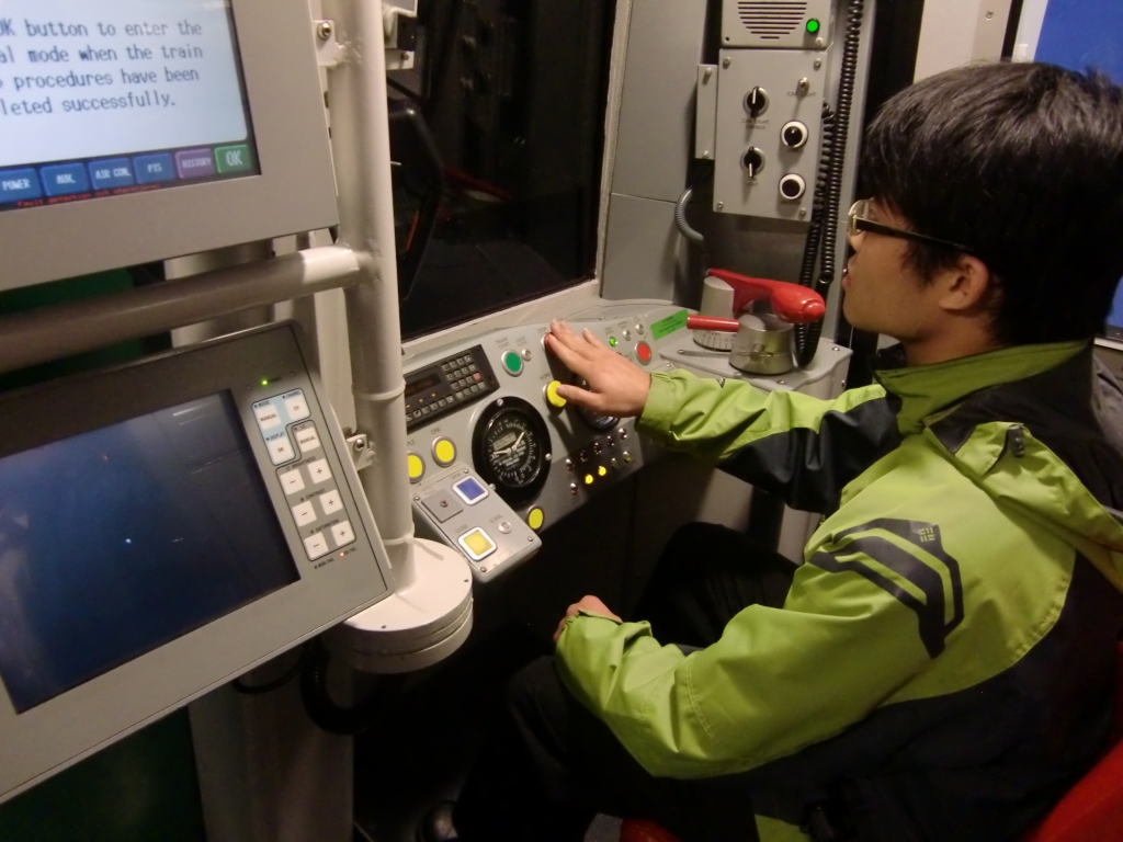 學徒培訓課程學員學習操控模擬列車