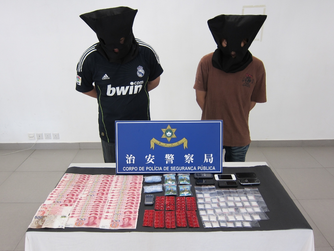 警員截獲兩名懷疑販毒青年
