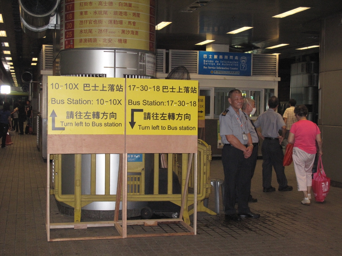 站內增設標示及管理人員為乘客提供乘車指引