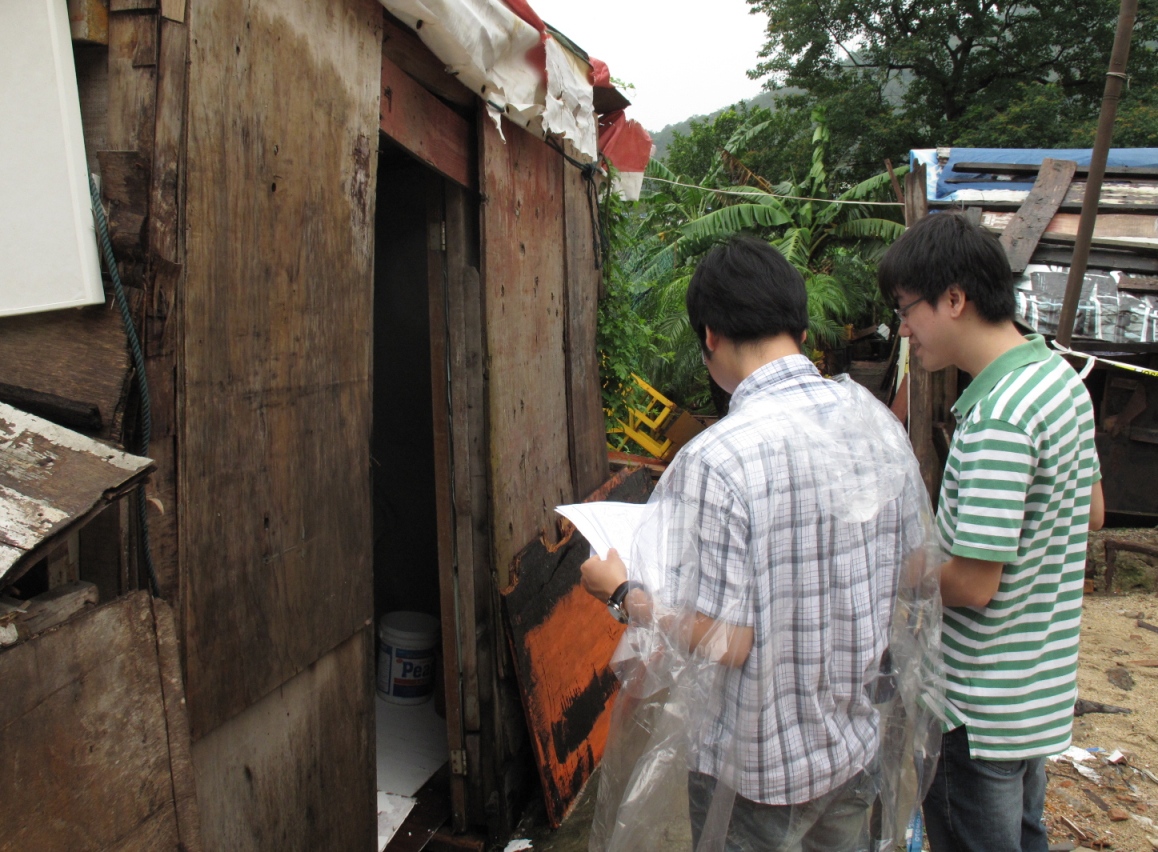 土地工務運輸局工程師檢查區內殘舊建築物。