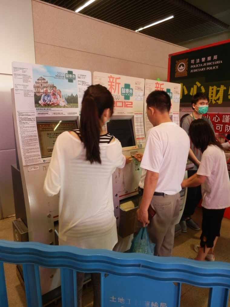 居民在5月1日到關閘入境大堂印券情況