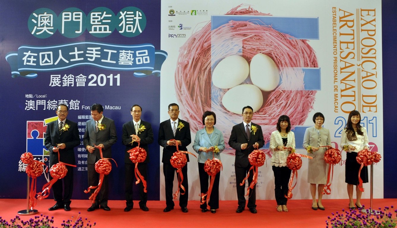 代理行政長官陳麗敏司長和保安司張國華司長等主禮嘉賓主持開幕剪綵儀式