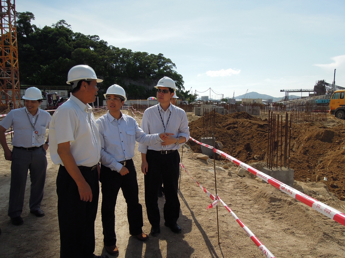 譚光民局長(右二)、陳漢傑主任(右一)到石排灣CN3地段第一區了解工程進度