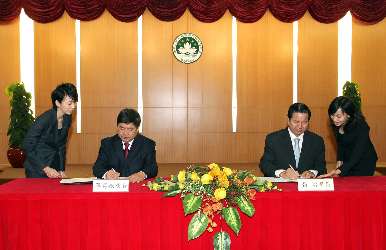 社會文化司張裕司長與國家文物局單霽翔局長簽定“深化文化遺產交流與合作”備忘錄。