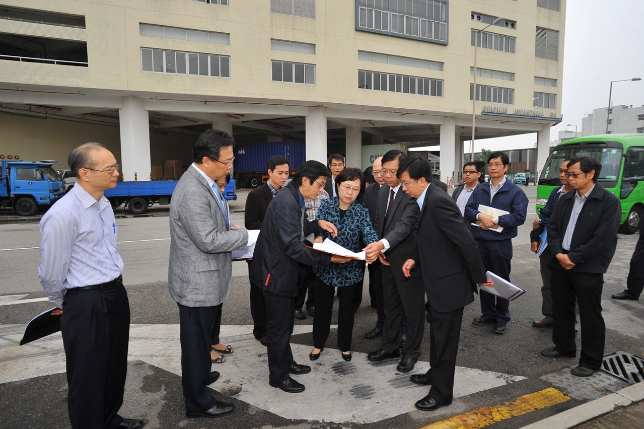 陳司長、譚偉文主席、蘇添平局長和賈利安局長討論新批發市場的情況