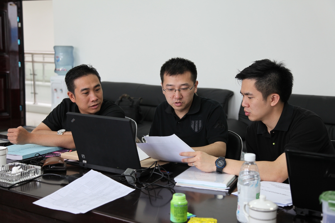 國家審計署成都特派員辦事處審計組主審陳可(中)在成都中央級救災物資儲備中心悉心指導澳門審計人員