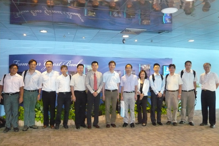 考察團於新生水廠展覽廳合照