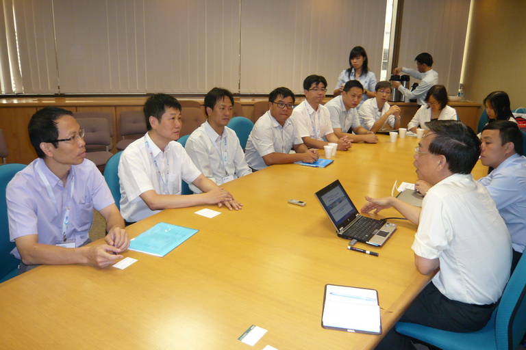 考察團成員與新加坡公用事業局人員就水資源管理與再生水利用等交流意見