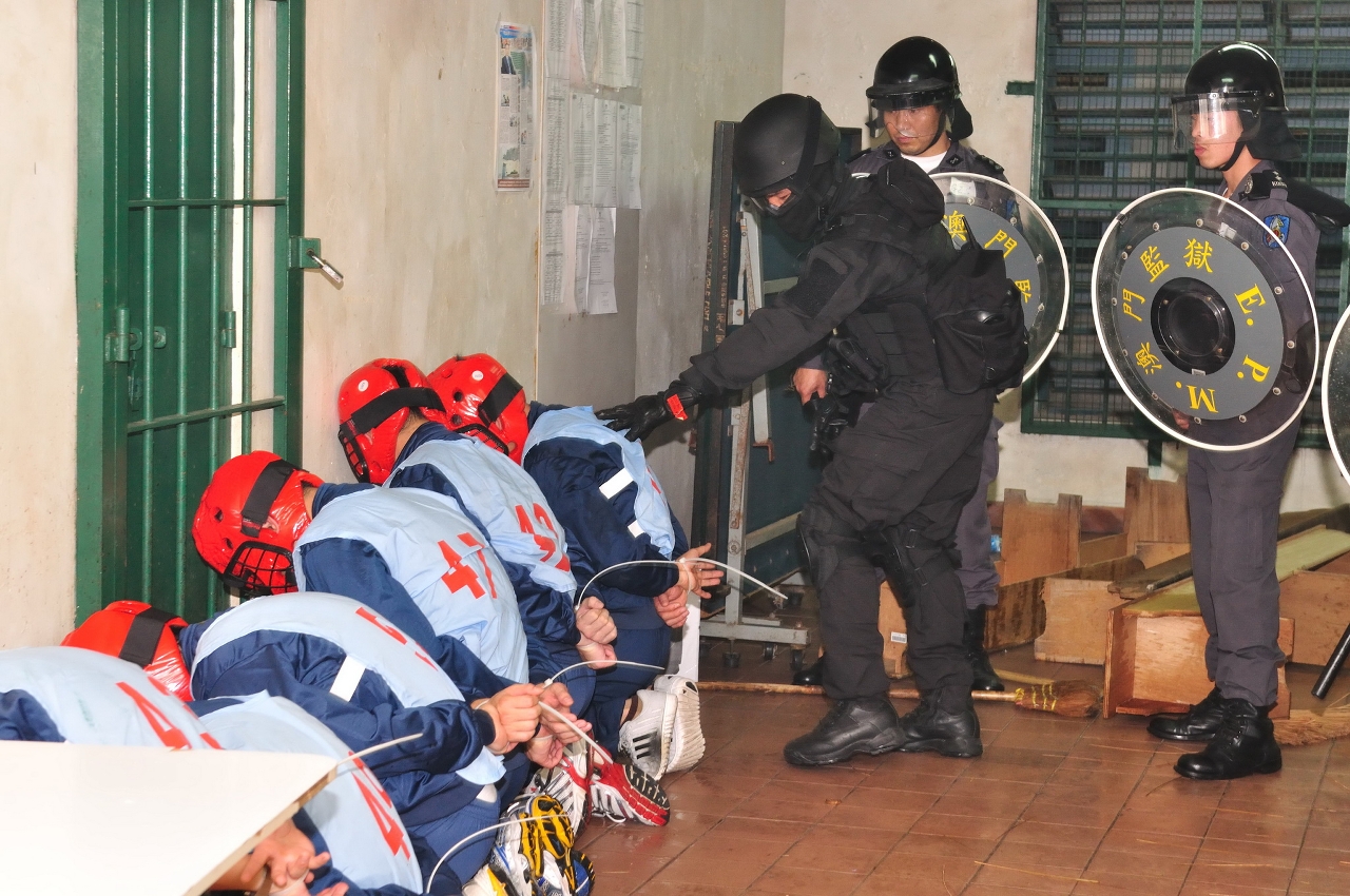 機動應變小組制服滋事者及控制現場